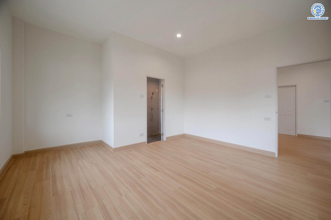 บ้านมือสองตกแต่งใหม่ โครงการ ปริญญดา ปิ่นเกล้า-พุทธมณฑลสาย 2 หลังมุม เนื้อที่ 104.5 ตร.ว.พื้นที่ใช้สอย 197.8 ตร.ม. ฟังก์ชัน 3 ห้องนอน 5 ห้องน้ำ 1 ห้องแม่บ้าน จอดรถได้ 2 คัน บนทำเลเดินทางสะดวก เชื่อมต่อ ถ.พุทธมณฑลสาย 2 ใกล้ทางคู่ขนานลอยฟ้าบรมราชชนนี, เซ็นทรัลปิ่นเกล้า และ ม.มหิดล